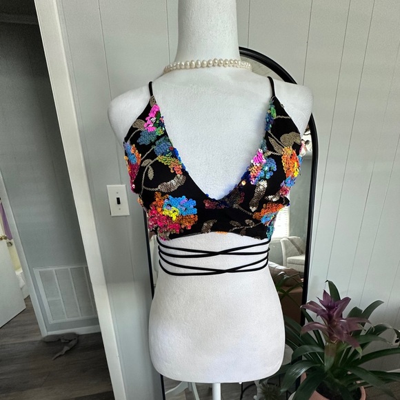 🏖️ never worn Gorgeous colorful sequins floral halter top with excellent. - Picture 6 of 6